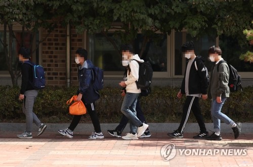 Students enter an elementary school located in Gwangju, 330 kilometers south of Seoul, on Oct. 19, 2020. (Yonhap)