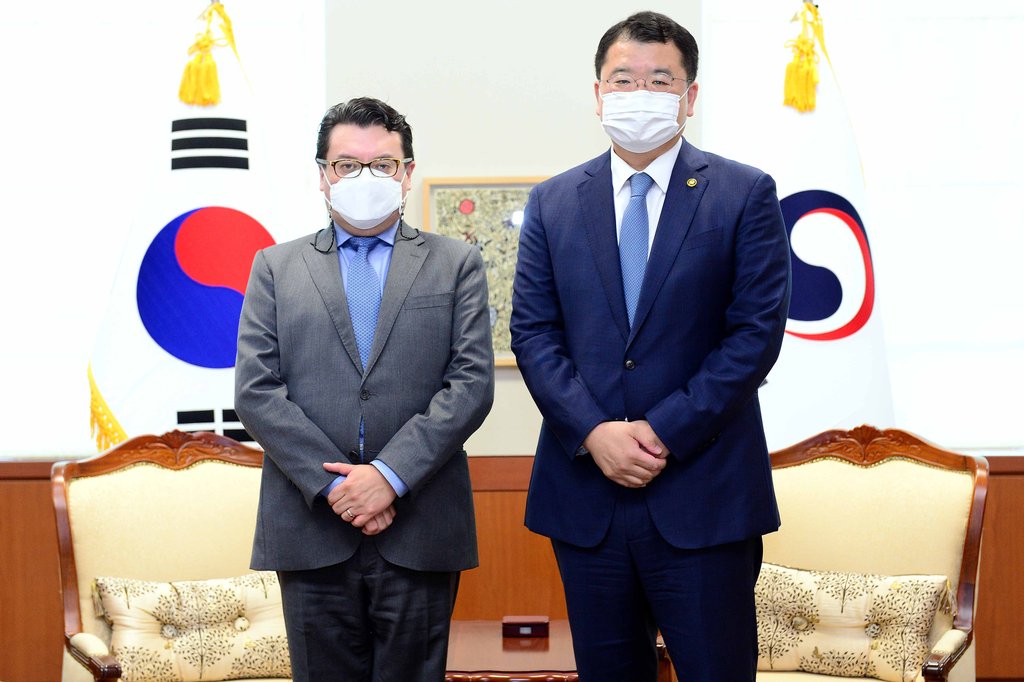 Vicecanciller surcoreano con el embajador de Colombia Vicecanciller surcoreano con el embajador de Colombia