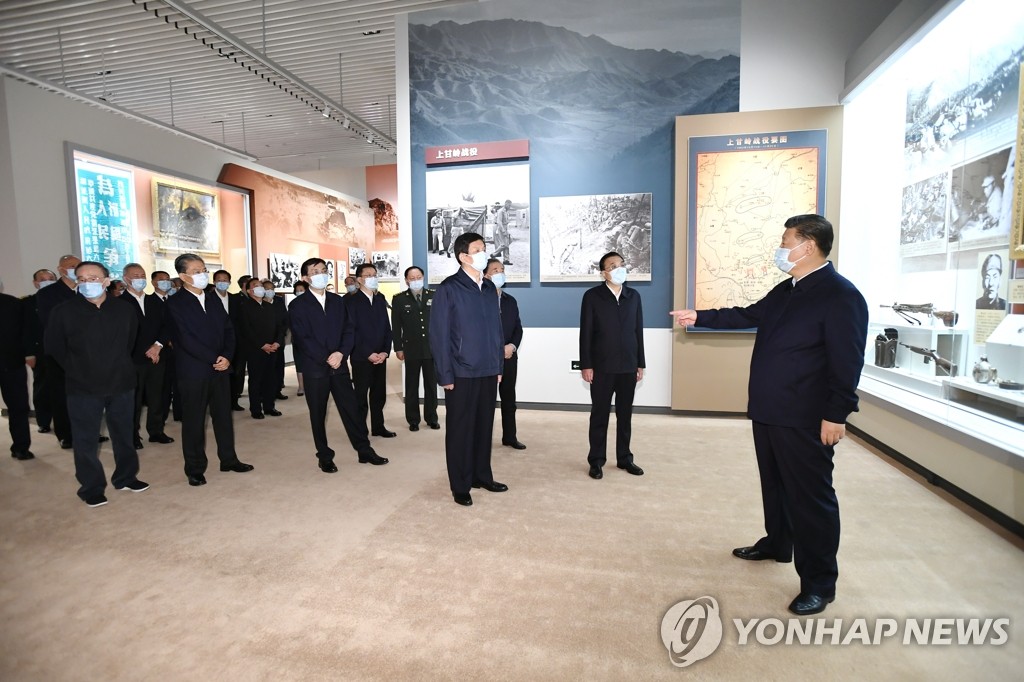당 간부들과 '한국전 참전 70주년 전시회' 둘러보는 시진핑