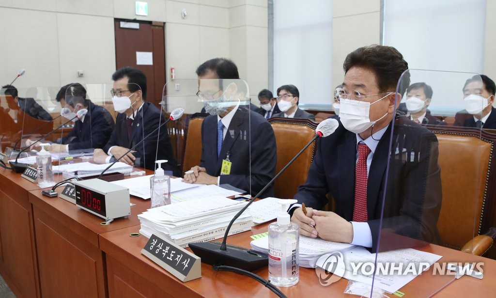 답변하는 이철우 경북도지사