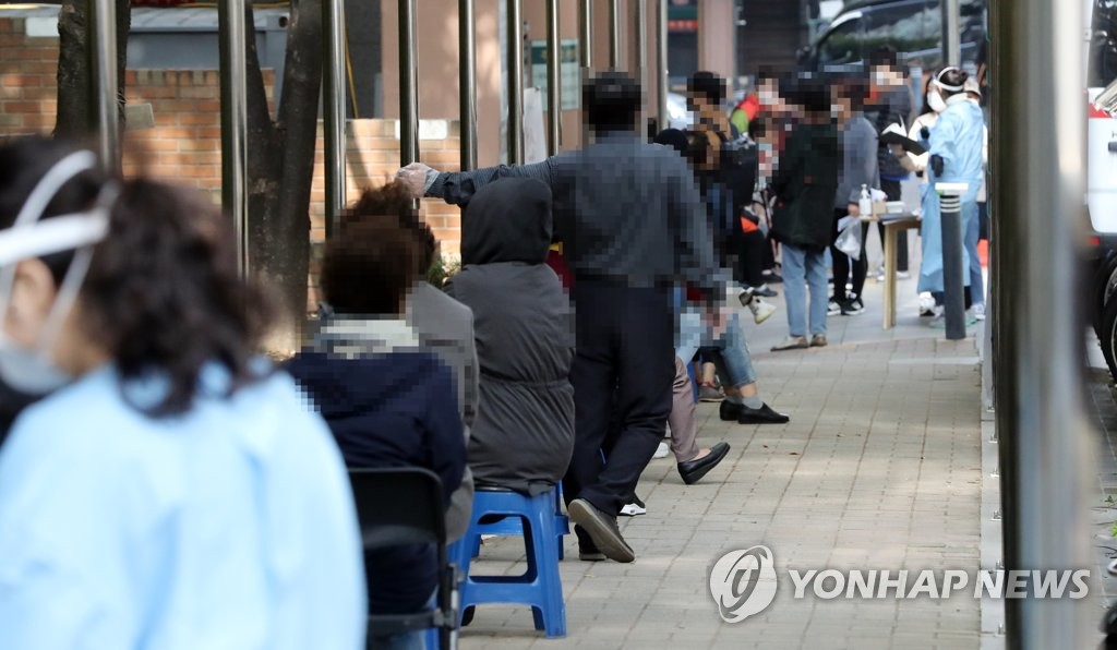 Citizens wait to receive new coronavirus tests at the state clinic center in Seoul's southern district of Gwanak on Oct. 22, 2020. (Yonhap)