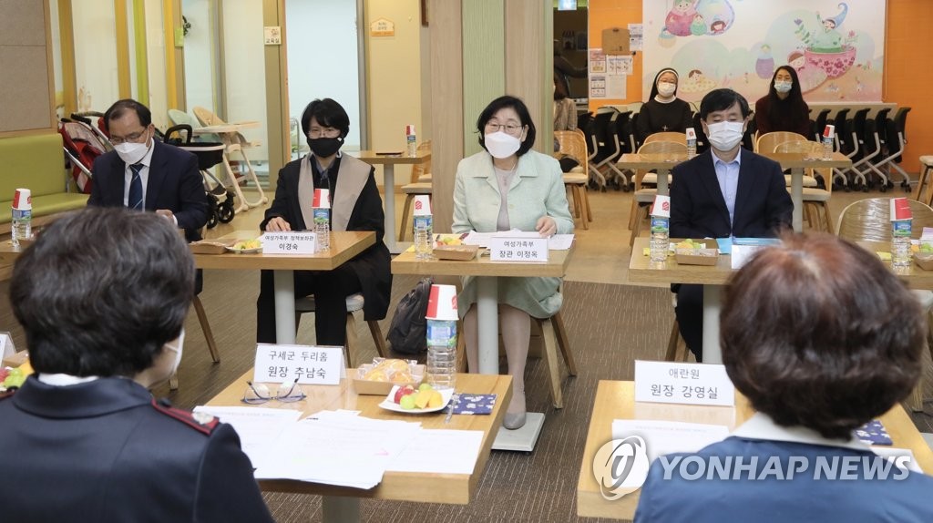 미혼모자가족복지시설 방문한 이정옥 장관