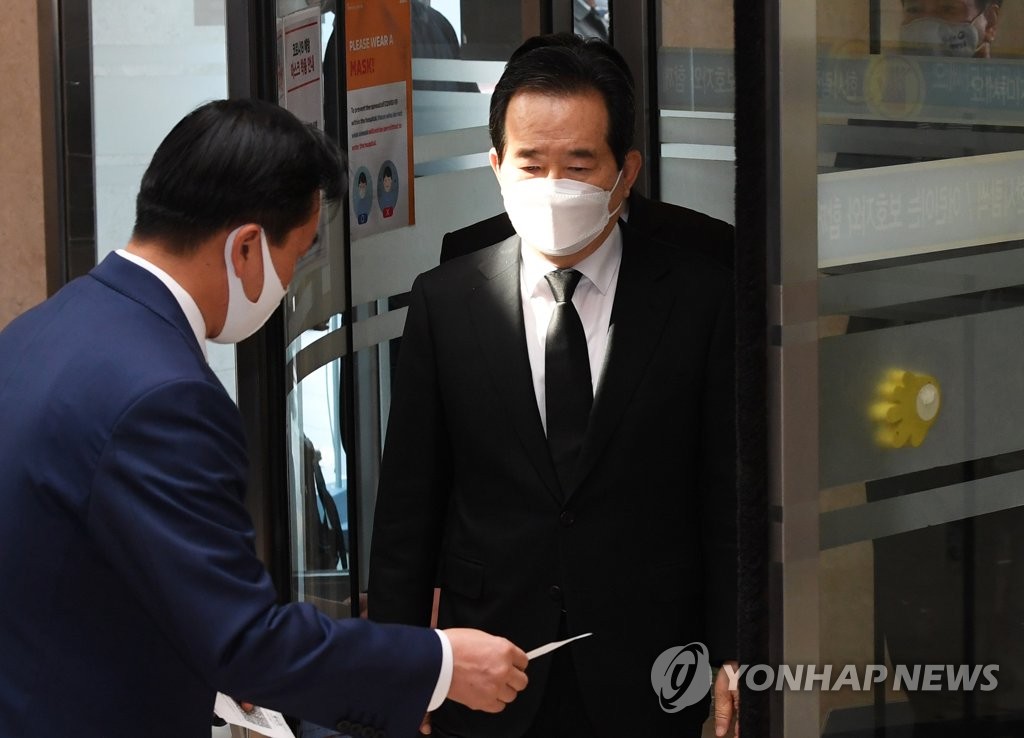 Prime Minister Chung Sye-kyun (R) enters a funeral hall at Samsung Medical Center in Seoul to attend a funeral service for late Samsung Group chief Lee Kun-hee on Oct. 26, 2020. (Pool photo) (Yonhap)