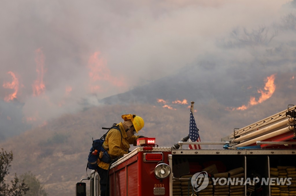 미국 캘리포니아주 어바인에 번지는 산불