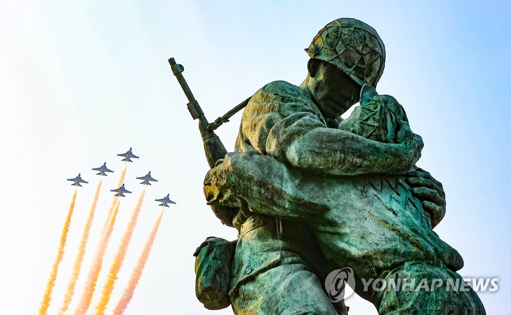 '그들을 기리며'…장진호 전투 영웅 추모 비행