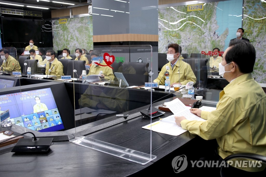 Prime Minister Chung Sye-kyun (R) presides over a meeting of the Central Disaster and Safety Countermeasure Headquarters at the provincial government office of North Gyeongsang Province in Andong, 270 kilometers southeast of Seoul, on Oct. 30, 2020. (Yonhap) 