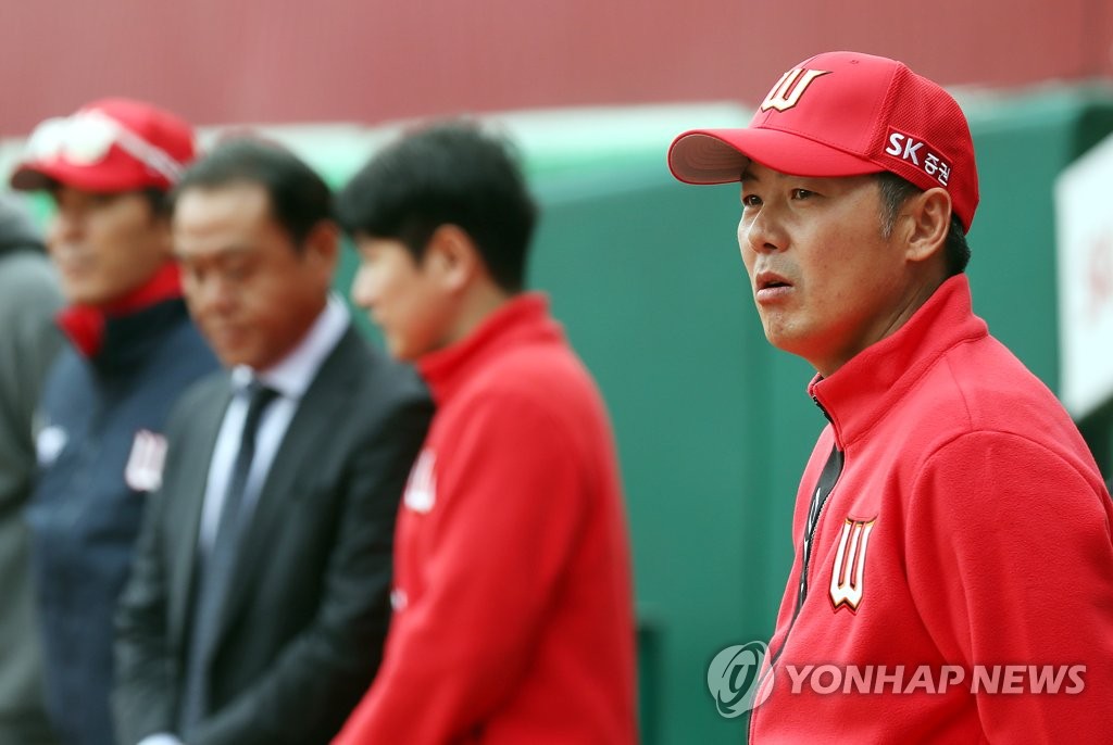 In this file photo from Nov. 9, 2020, Kim Won-hyong (R), manager of the SK Wyverns, speaks to his players in their first meeting at SK Happy Dream Park in Incheon, 40 kilometers west of Seoul. (Yonhap)