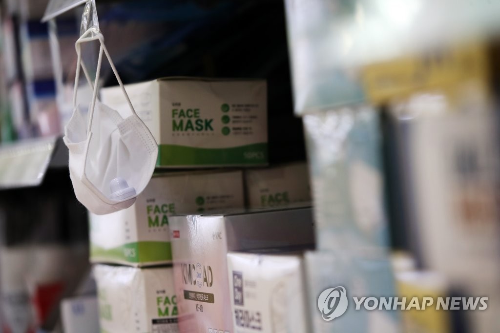 소비자 5명 중 1명만 "매일 새 마스크로 갈아 쓴다"