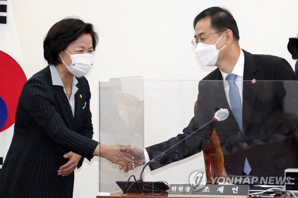 조재연 공수처장후보추천위원장과 인사하는 추미애