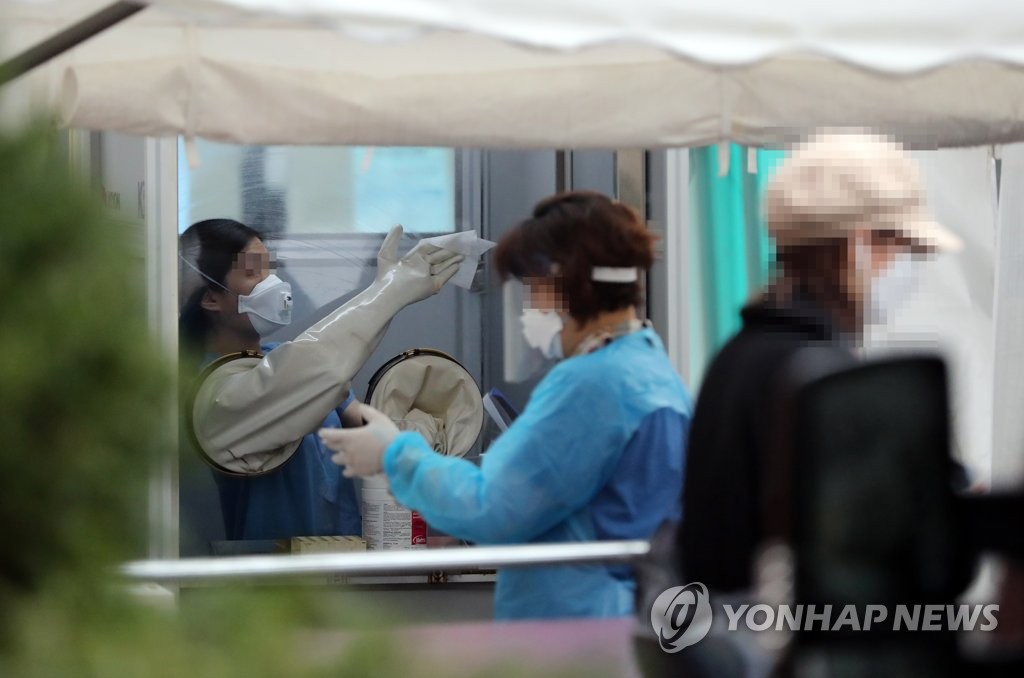 코로나19 검사받는 시민