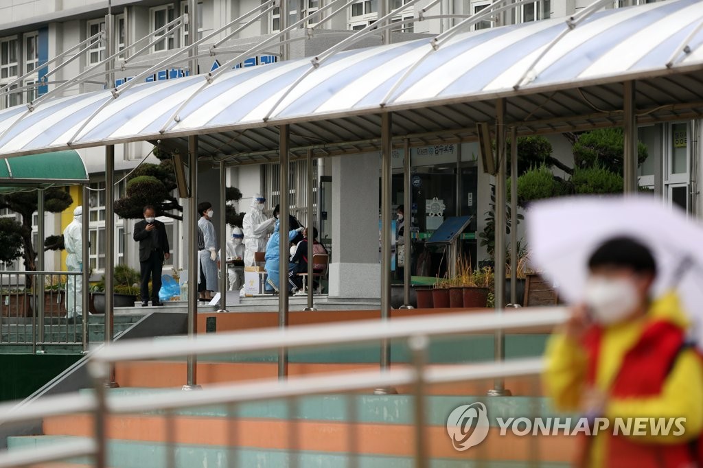 지역감염 확산…광주서 초교에 또 선별진료소