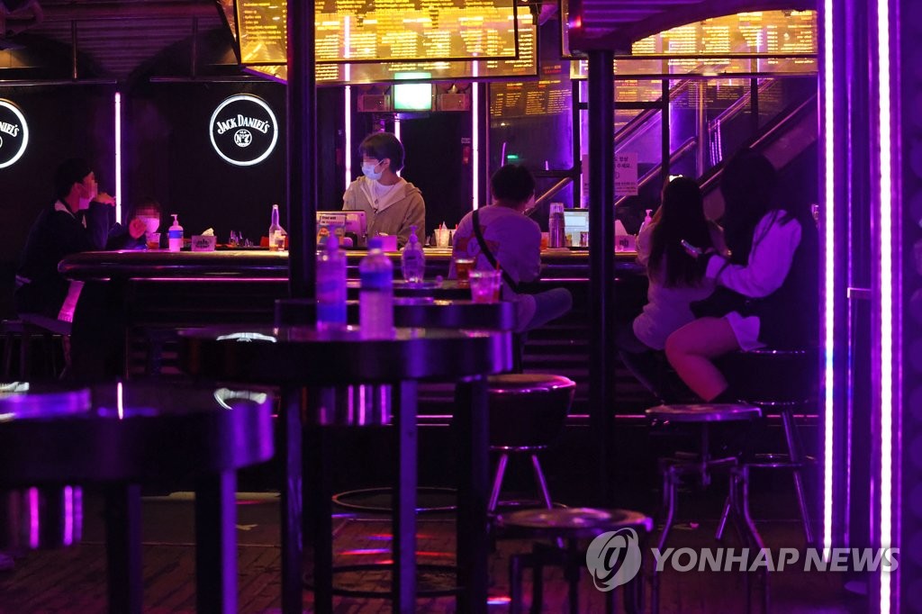 A nightclub in Seoul is relatively empty on Nov. 19, 2020, when Level 1.5 social distancing took effect. (Yonhap)