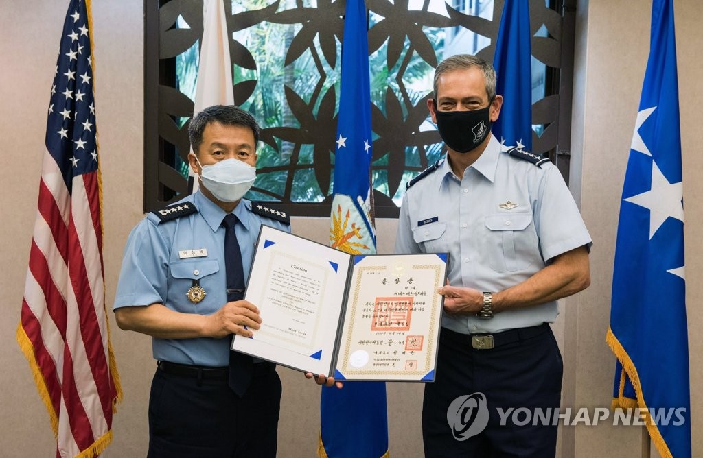 이성용 공군참모총장, 미 태평양공군사령관에 훈장 수여