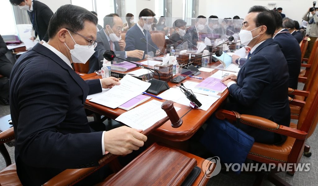 예산안 조정 시작 알리는 정성호 위원장