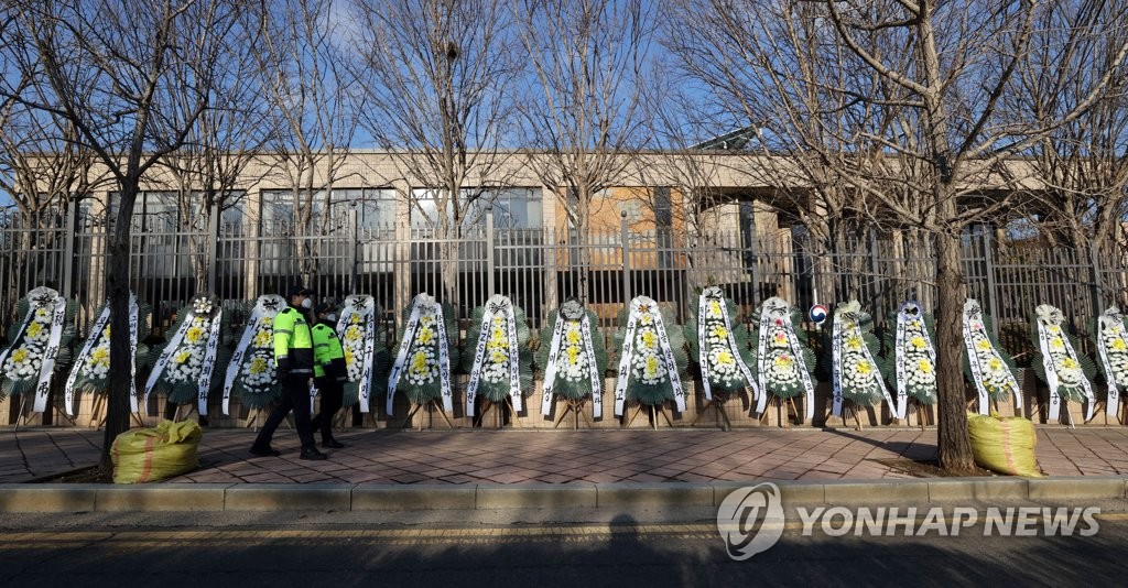 정부과천청사 앞에 놓인 근조화환들