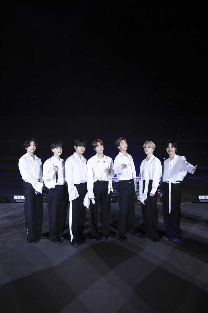 BTS, 아메리칸뮤직어워즈 2관왕…신곡 무대로 피날레 장식