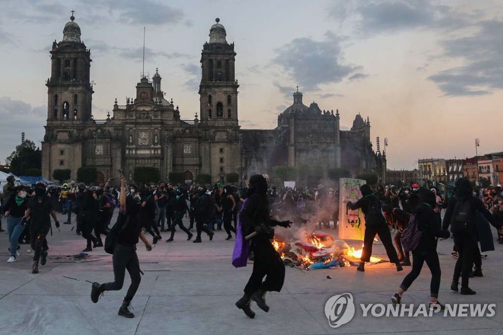경찰과 충돌하는 멕시코 '성차별주의 폭력' 항의 시위대