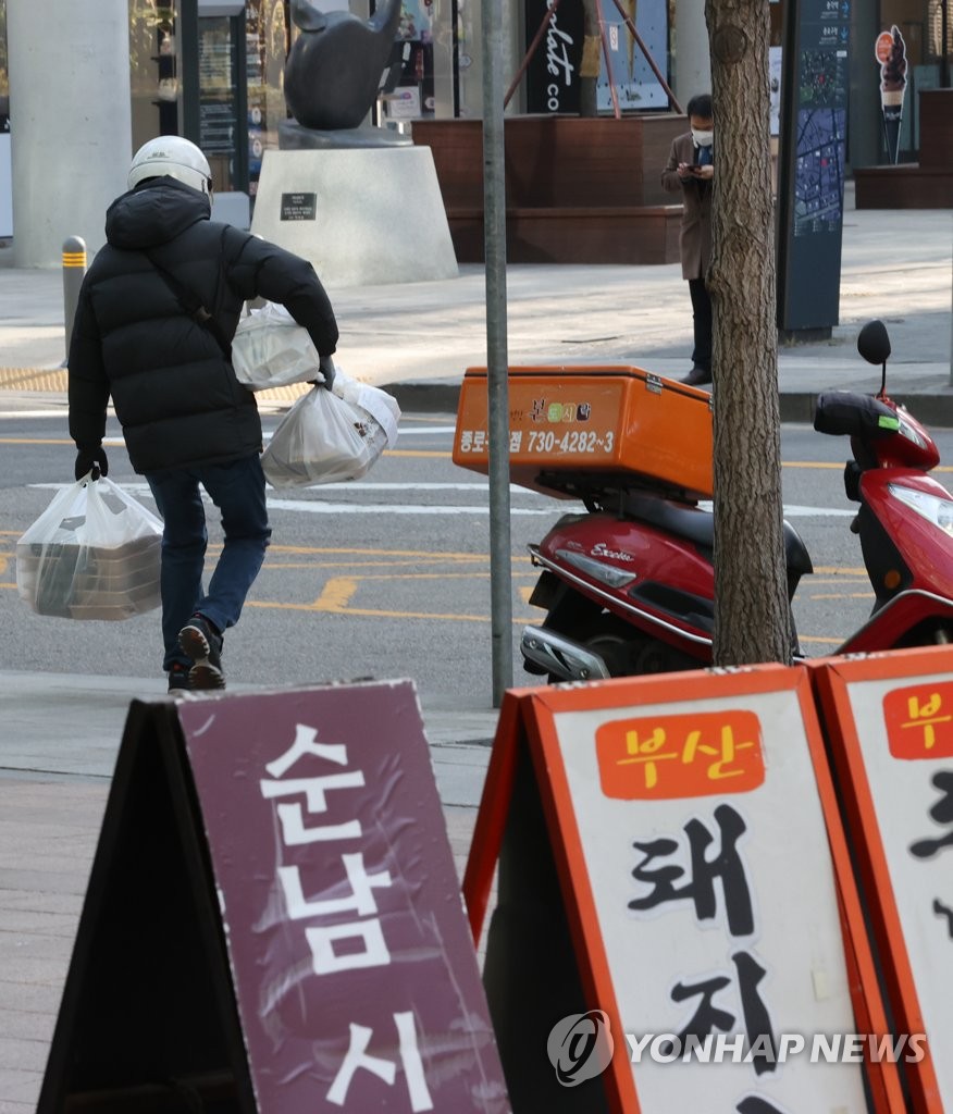 出前注文急増で配達員不足 出前注文急増で配達員不足