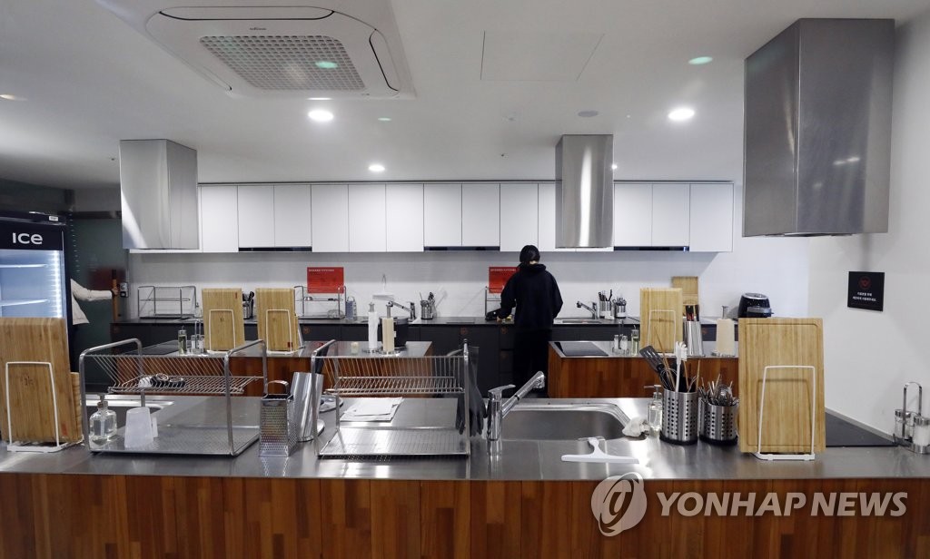 공유주택서 식사준비하는 입주자