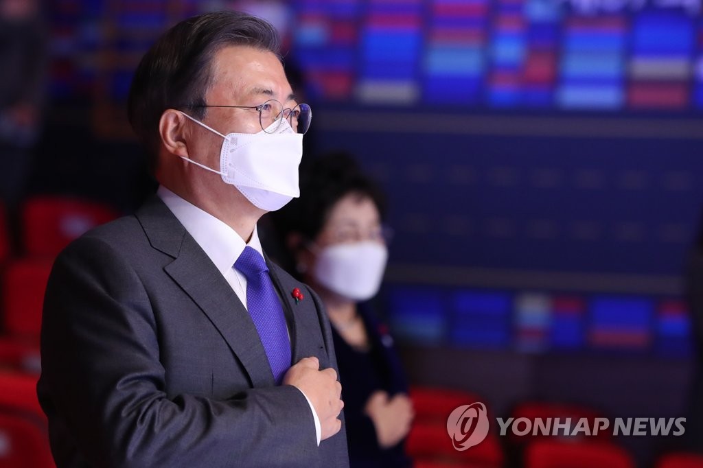 국기에 경례하는 문 대통령