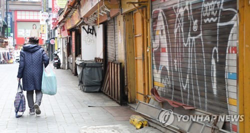 Stores are shut down in Myeongdong in downtown Seoul on Dec. 10, 2020. (Yonhap)