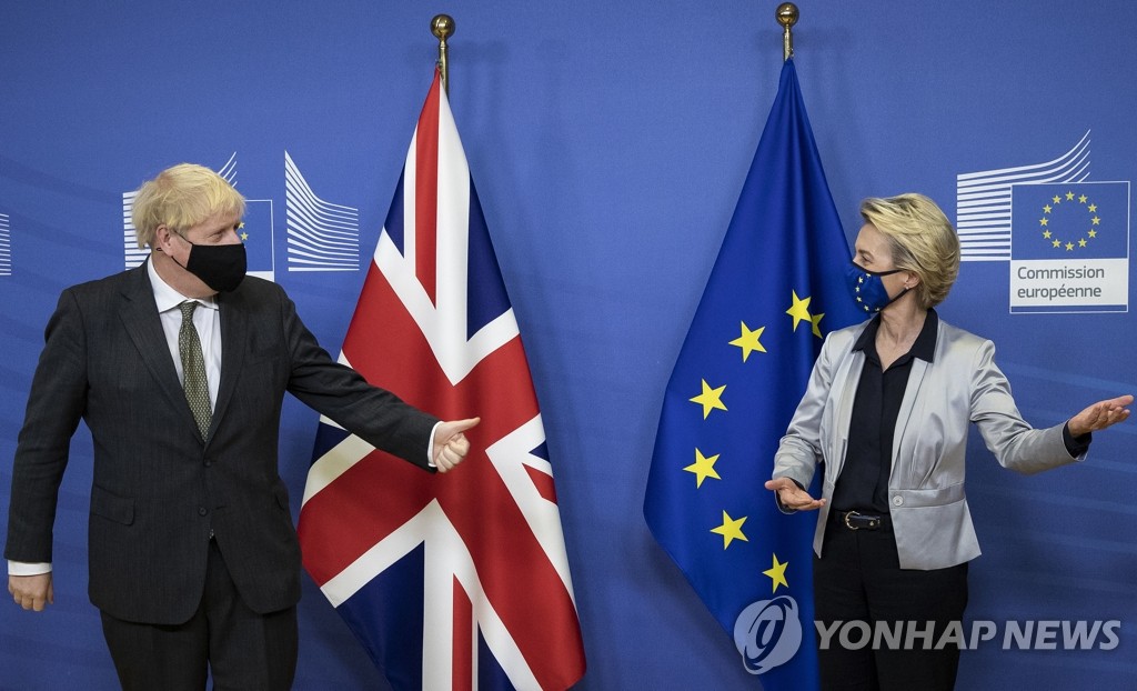 인사 나누는 EU 집행위원장·英 총리