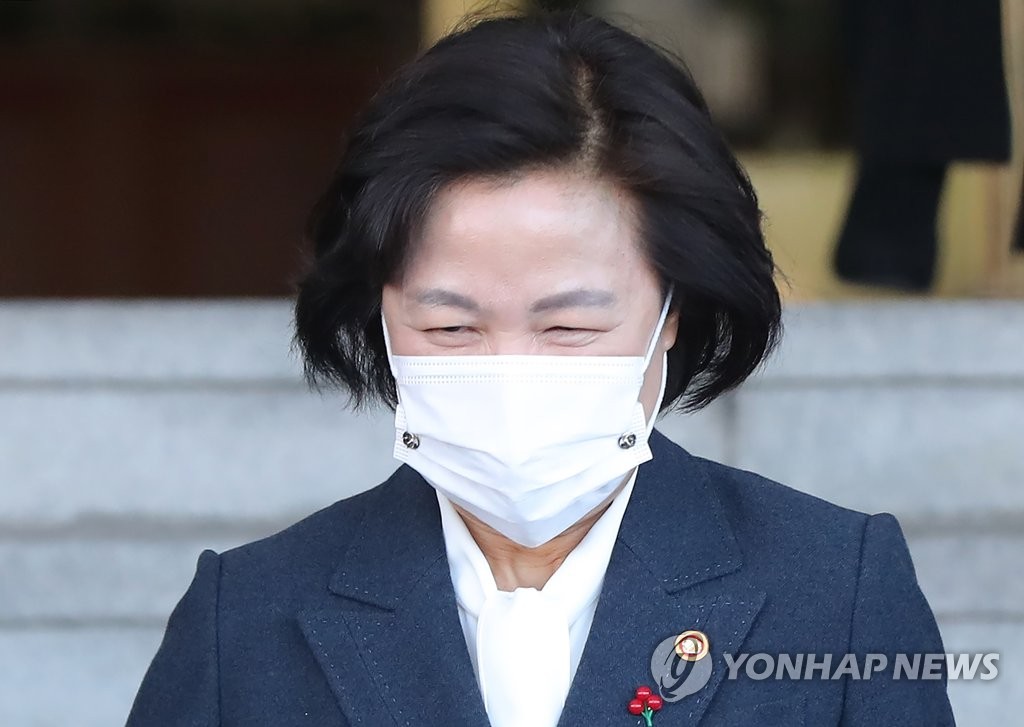 Justice Minister Choo Mi-ae leaves the government complex in Seoul on Dec. 16, 2020, after a press briefing on reform of powerful state institutions. (Yonhap)