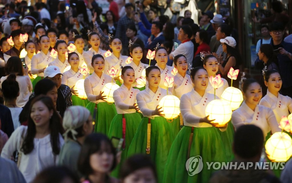 This file photo shows people holding lotus-shaped lanterns during the annual lantern lighting festival celebrating Buddha's birthday, called "Yeondeunghoe" in Korea. (Yonhap)