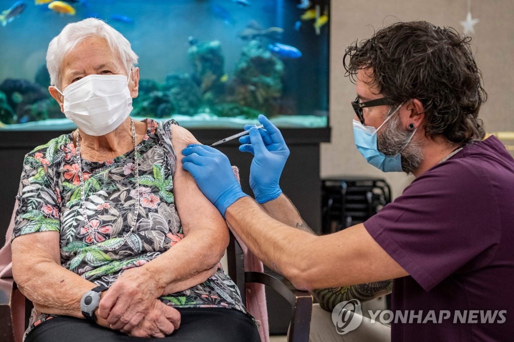 스위스에서 최초로 코로나19 백신 접종받은 90세 할머니
