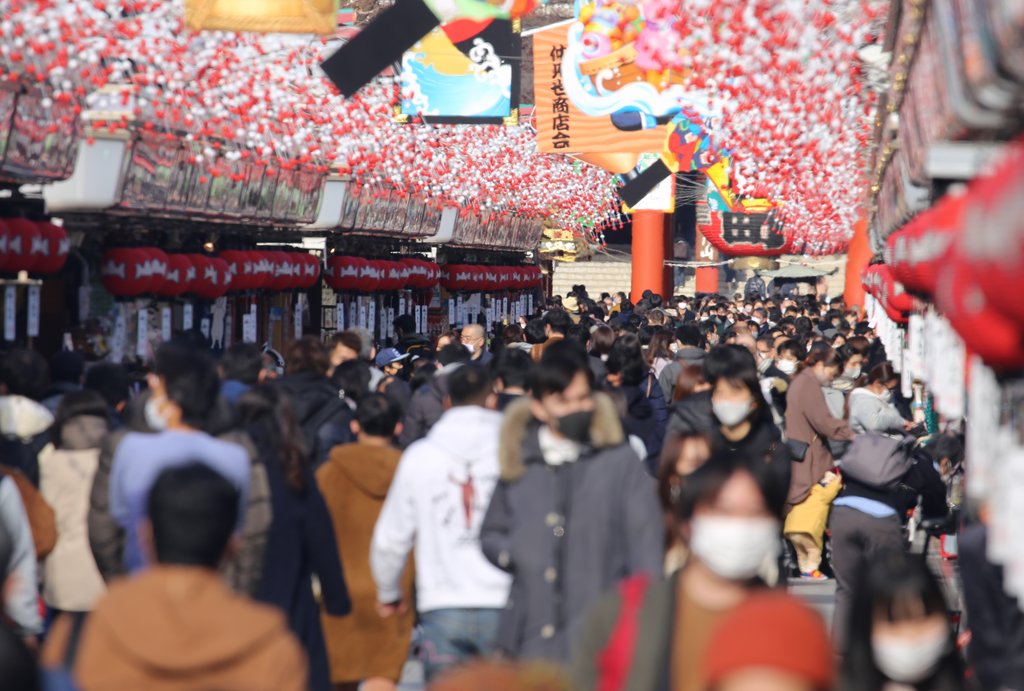 (도쿄=연합뉴스) 이세원 특파원 = 일본에서 신종 코로나바이러스 감염증(코로나19)이 빠르게 확산하는 가운데 지난달 27일 오후 도쿄(東京)의 관광지인 센소지(淺草寺) 인근 상점가가 행락객으로 붐비고 있다.