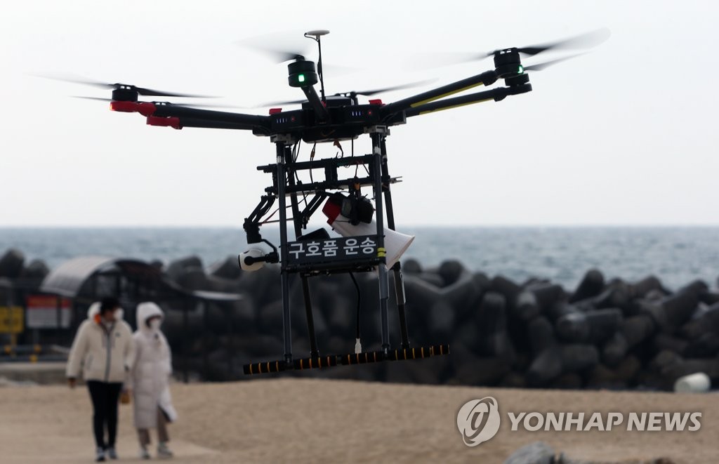 "해변 통제선 밖으로 나가 주세요"