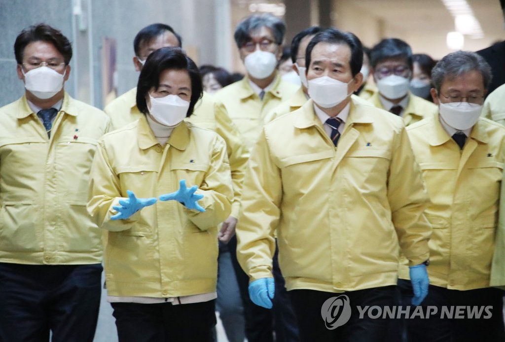 Prime Minister Chung Sye-kyu (R in front row), Justice Minister Choo Mi-ae (L in front row) and other officials visit the Seoul Eastern Detention Center in Seoul on Jan. 2, 2021. (Yonhap)