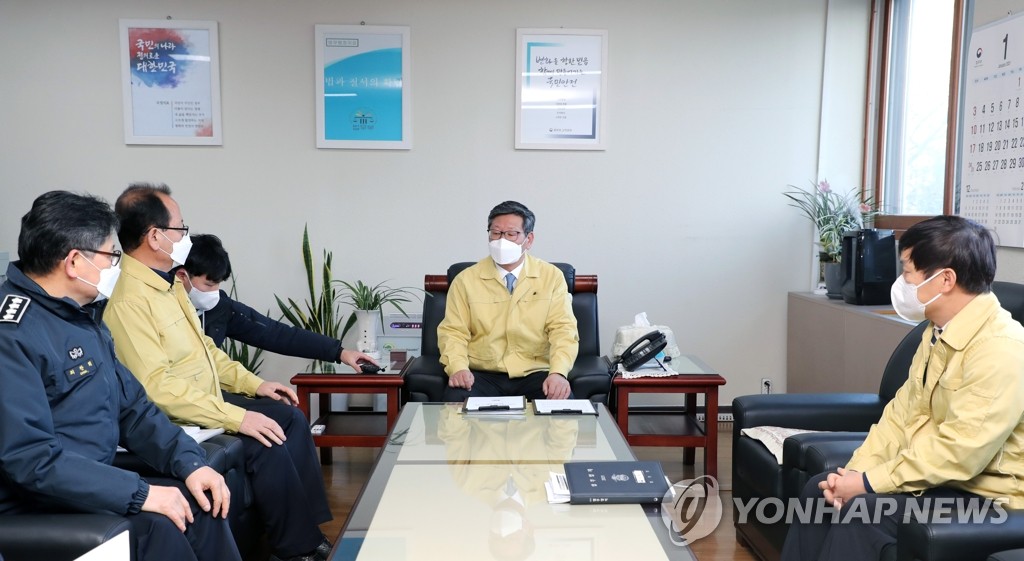 수용자 방역 브리핑받는 이용구 법무부 차관