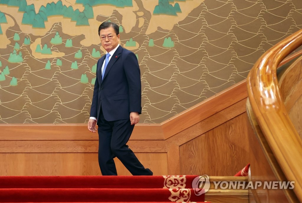 연단 향하는 문재인 대통령
