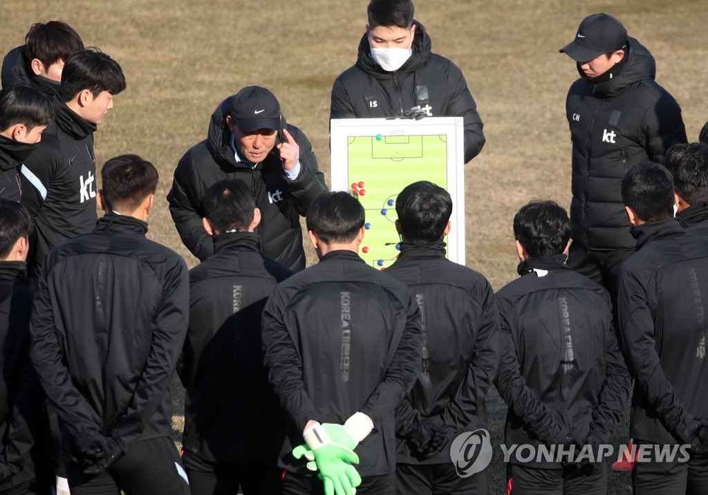 작전지시를 펼치는 김학범 올림픽 축구대표팀 감독.
