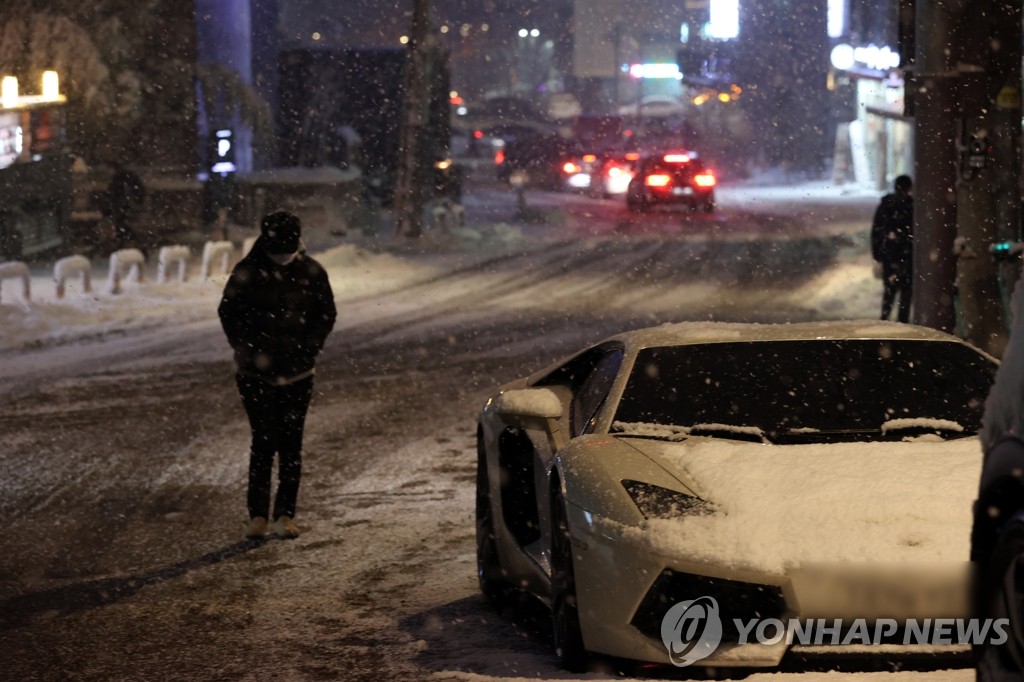 폭설 내리는 퇴근길 서울 거리