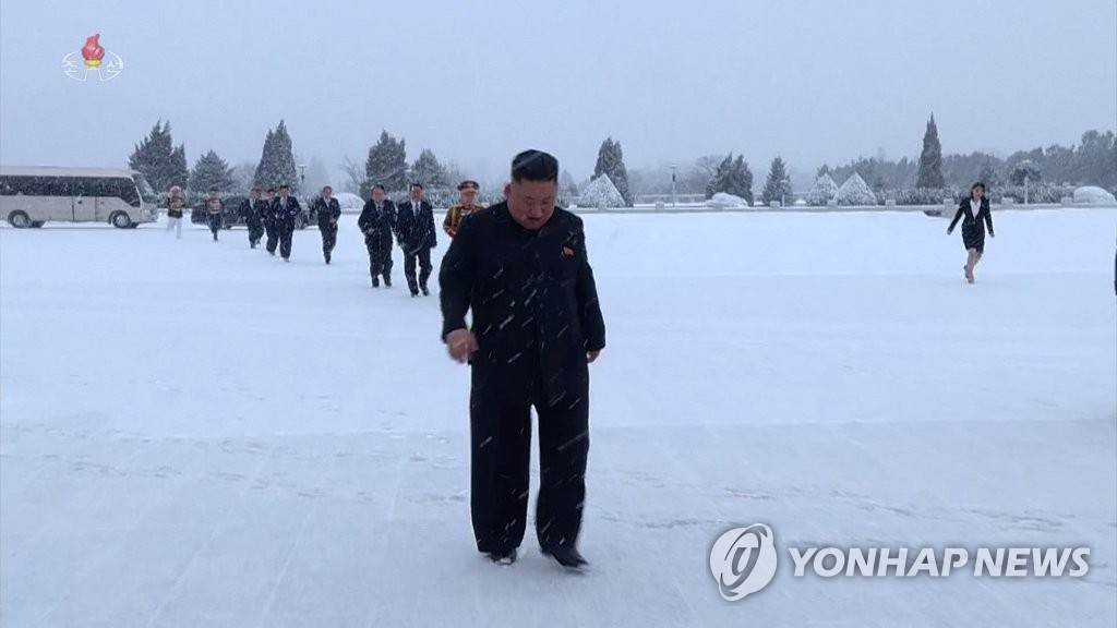 El líder norcoreano caminando sobre la nieve El líder norcoreano caminando sobre la nieve