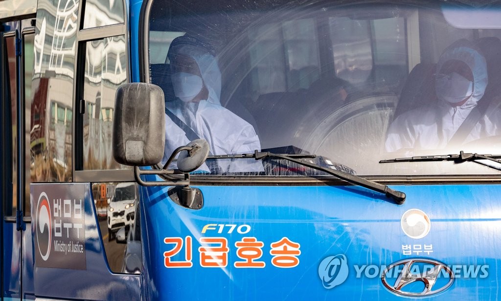 동부구치소 들어서는 호송차량