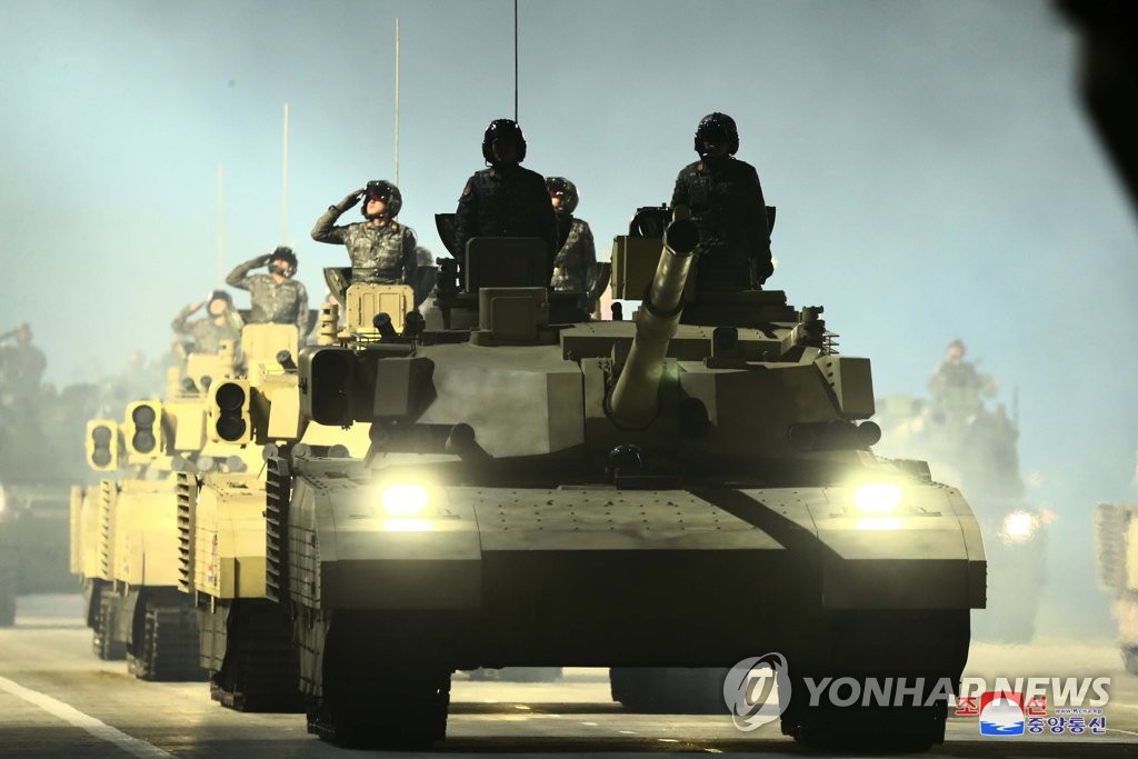 북한 야간열병식에서 군사력 과시