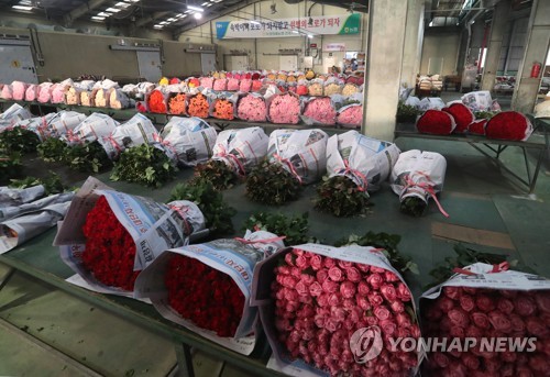 This photo, taken on Jan. 15, 2021, shows a deserted flower market in the southeastern port city of Busan amid the coronavirus pandemic. Demand for flowers has fallen sharply, as most graduation ceremonies are being held virtually. (Yonhap)