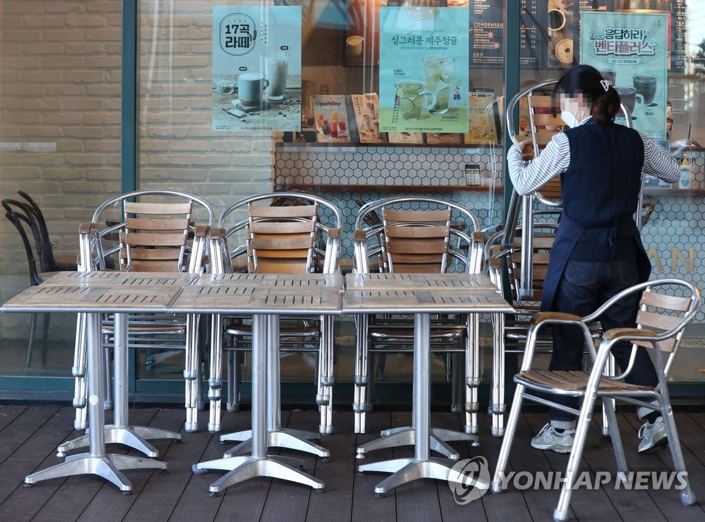 '내일부터 카페 내부에서 취식 가능'