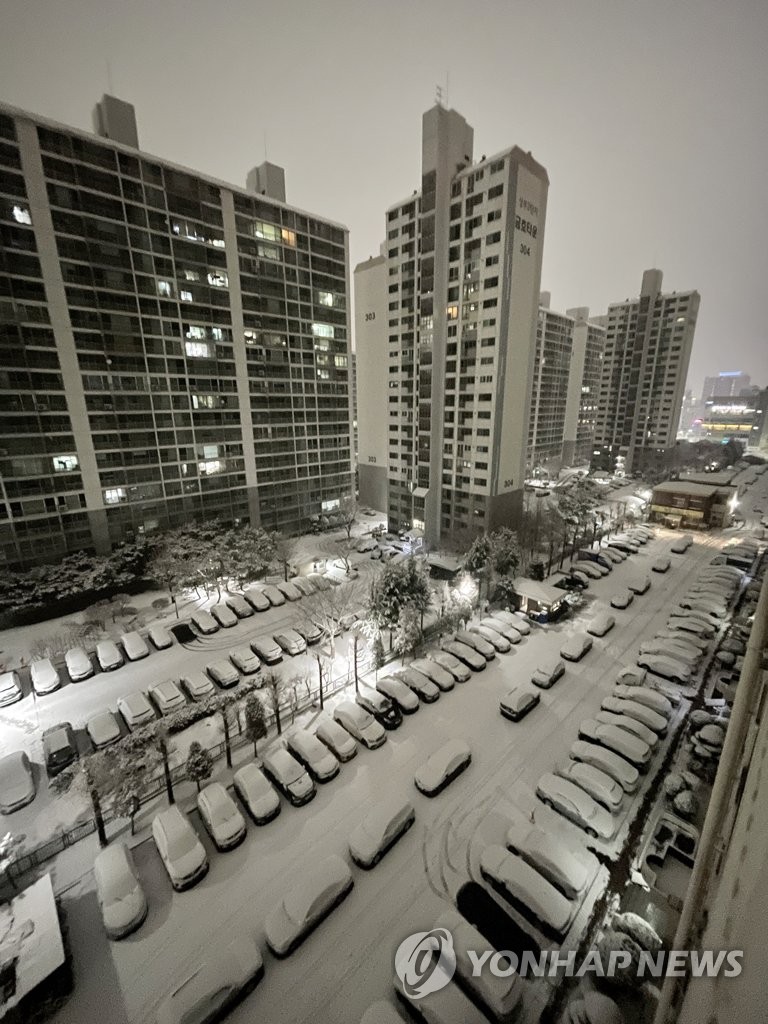 Heavy snowfall hits southwestern S. Korea Heavy snowfall hits southwestern S. Korea