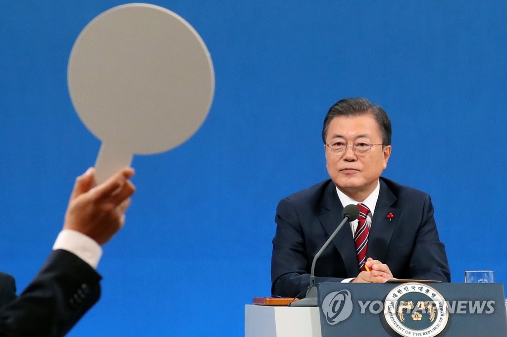 신년기자회견 질문 받는 문재인 대통령