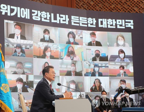 질문에 답하는 문 대통령