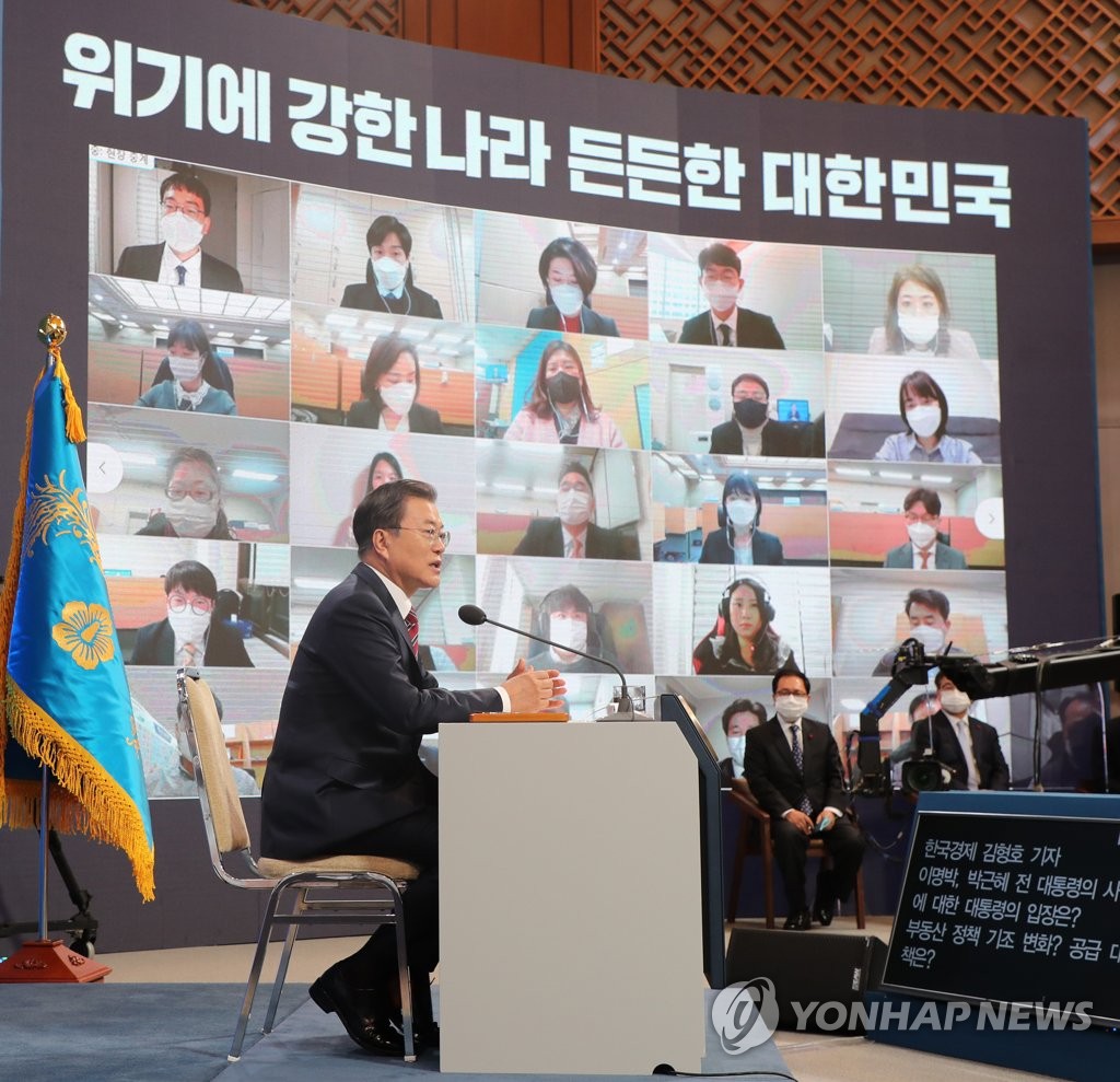 Moon en una conferencia de prensa de Año Nuevo Moon en una conferencia de prensa de Año Nuevo
