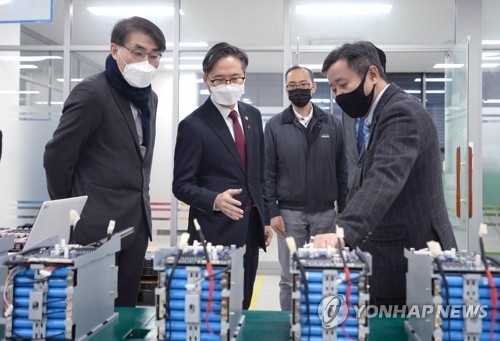 이차전지 생산기업 방문한 박진규 차관
