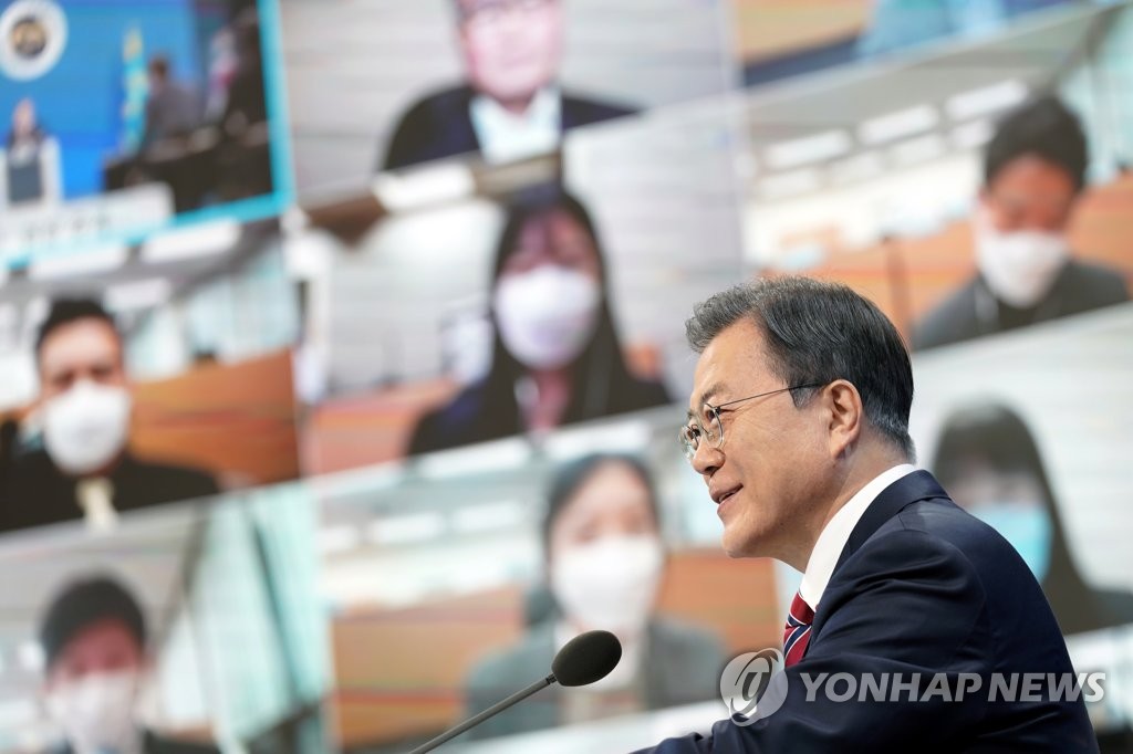 답변하는 문 대통령