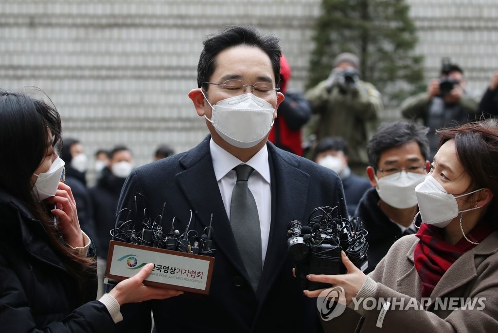 This file photo taken Jan. 18, 2021, shows Samsung Electronics Vice Chairman Lee Jae-yong receiving reporters' questions while heading to a courtroom at the Seoul High Court in Seoul. (Yonhap)