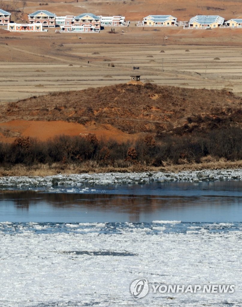 Río congelado a lo largo de la frontera intercoreana Río congelado a lo largo de la frontera intercoreana