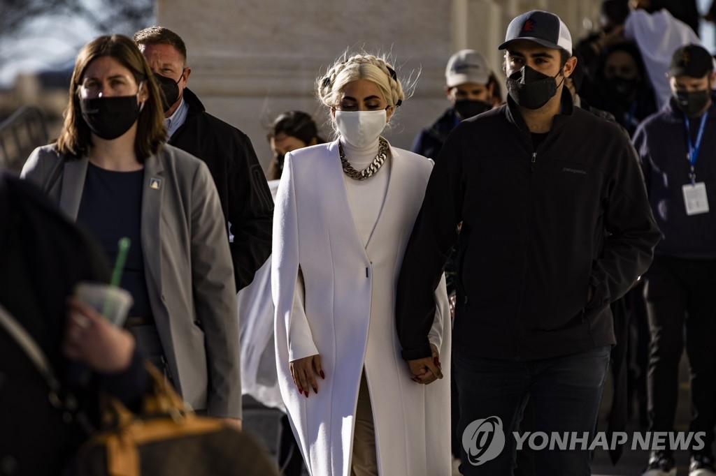 바이든 취임식 리허설하고 나오는 미 팝가수 레이디 가가